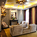 Au lounge de l’hôtel Angely, les couleurs se font plus natures, mais toujours dans l’esprit chaleureux du cocon avec des bruns puissants et des pourpres vivifiants. L’esprit nature se dégage des suspensions et autres luminaires, qui s’amusent avec un feuillage automnal.