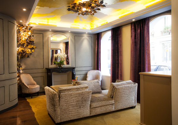 Au lounge de l’hôtel Angely, les couleurs se font plus natures, mais toujours dans l’esprit chaleureux du cocon avec des bruns puissants et des pourpres vivifiants. L’esprit nature se dégage des suspensions et autres luminaires, qui s’amusent avec un feuillage automnal.