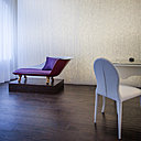 Dès l’entrée de l’hôtel Angely, le ton est donné. Avec son mobilier de style boudoir, les lieux invitent à passer une nuit d’exception dans l’une des vingt-deux chambres, où les caractéristiques de chacune sont autant de nouvelles expériences.