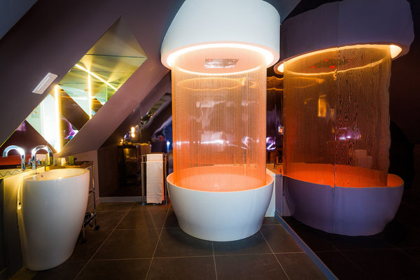Au beau milieu de la suite « Diamond Lover », une baignoire-jacuzzi trône fièrement, alors qu’une pluie de perles nickelées semble tomber d’un ciel de nuage dans un savant trompe-l’œil.