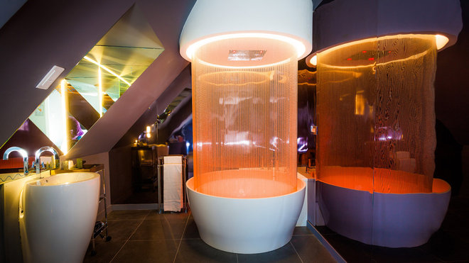 Au beau milieu de la suite « Diamond Lover », une baignoire-jacuzzi trône fièrement, alors qu’une pluie de perles nickelées semble tomber d’un ciel de nuage dans un savant trompe-l’œil. Au beau milieu de la suite « Diamond Lover », une baignoire-jacuzzi trône fièrement, alors qu’une pluie de perles nickelées semble tomber d’un ciel de nuage dans un savant trompe-l’œil.