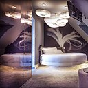 Dans une déclinaison de mauve, la chambre de la suite « Diamond Lover » se présente comme un paradis romantique, où la volupté n’est qu’un prétexte à l’évasion. Au-dessus d’un lit rond, une installation moelleuse de nuages cotonneux apporte une impression de douceur.