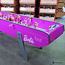 Sur une structure de babyfoot Bonzini, le Barbie-Foot voit la rencontre au sommet entre la féminité et la virilité, afin de remettre en question les mentalités et codes de notre société.