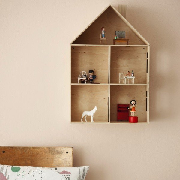 En bois de bouleau, la maison de poupée accueillera, mobilier miniatures et poupées.