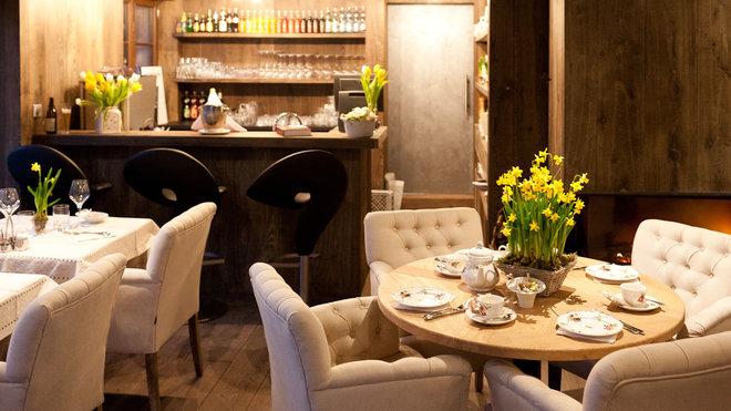 Dans de profonds fauteuils capitonnés Flamant, prenez place dans le restaurant de l’hôtel autour d’une table en chêne sur-mesure, pour prendre une tasse de thé dans le service « Cottage » de Villeroy et Bosch.