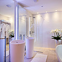 Dans la salle de bains, les vasques tulipe en céramique d’Antonio Lupi apportent une touche d’élégance, soulignée par l’épure de la décoration. Dans la salle de bains, les vasques tulipe en céramique d’Antonio Lupi apportent une touche d’élégance, soulignée par l’épure de la décoration.