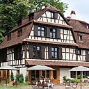 Dans une demeure bicentenaire, l’hôtel-restaurant « Du côté de chez Swann » conserve le charme de la tradition, avec sa façade en colombages, si typique de l’Alsace. Dans une demeure bicentenaire, l’hôtel-restaurant « Du côté de chez Swann » conserve le charme de la tradition, avec sa façade en colombages, si typique de l’Alsace.
