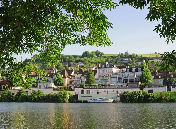 La « Côte Saint-Jacques » est l’appellation d’un vin AOC depuis 1975, dont la tradition remonte au XIème siècle dans le quartier de Saint Thibault.