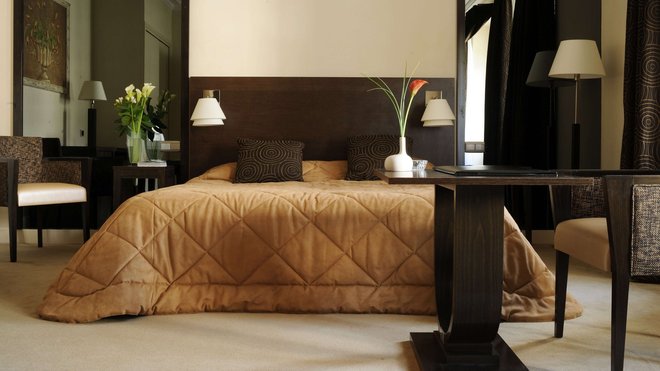 Sur des tonalités de bruns, le décor se fait très vintage, avec son double lits, ses lampes Knoll, ses tapis signés BIC en laine blanche.