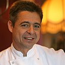 Le chef cuisinier Jean-Michel Lorain suit une tradition familiale, qui se succède de génération en génération depuis 1945 avec sa grand-mère Marie Lorain.