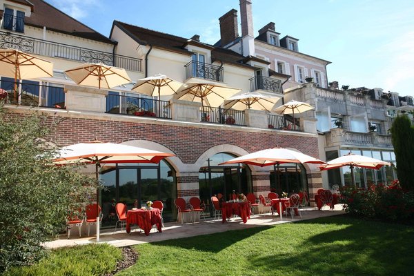 A 150 km de la capitale, le premier Relais Châteaux hors d’Ile-de-France est octroyé à l’hôtel-restaurant la « Côte Saint-Jacques ».