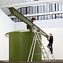 En cours de reconstitution, montage de la poutre sur le bloc central et structure porteuse de la Maison des Jours Meilleurs, Nancy 2012.