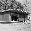 Economique et préfabriquée, elle fut commandée à Jean Prouvé par l'abbé Pierre, à la suite du rude hiver 1954.