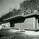 La « Maison des Jours Meilleurs » sur le quai Alexandre III, à Paris, en 1956.