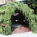 Prototype de jardinière, l’œuvre d’Alexis Tricoire reprend la forme traditionnelle d’un igloo, dont la frondaison végétale dissimule une vasque flottante, qui diffuse une douce lumière à la couleur évolutive.