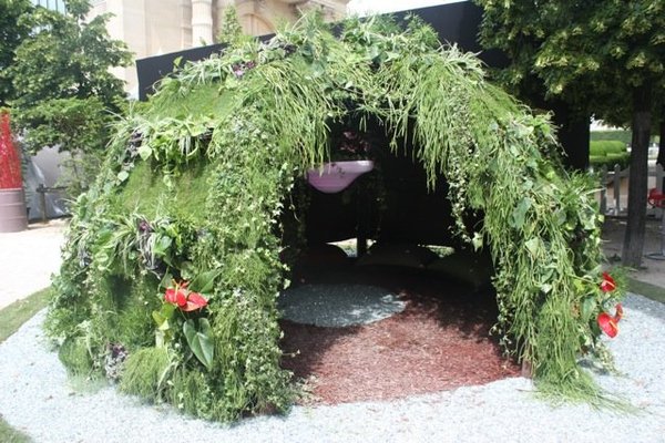 Prototype de jardinière, l’œuvre d’Alexis Tricoire reprend la forme traditionnelle d’un igloo, dont la frondaison végétale dissimule une vasque flottante, qui diffuse une douce lumière à la couleur évolutive.