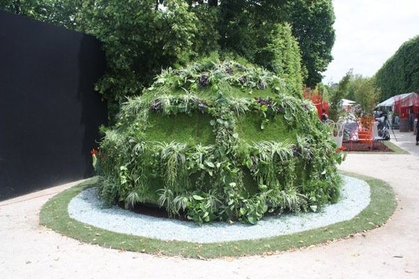 Après la cabane en 2010, le designer Alexis Tricoire continue son exploration des habitations traditionnelles, en concevant un « igloo végétal » comme un manifeste en vue du réchauffement climatique.