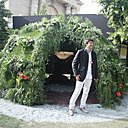 Contraignant les éléments végétaux à prendre les formes de son esprit, le designer Alexis Tricoire n’hésite pas à jouer avec les ramages comme matière vivante, dans une démarche écologique et humaniste.