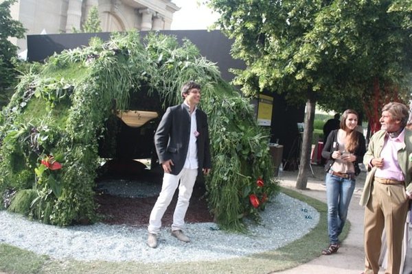 Contraignant les éléments végétaux à prendre les formes de son esprit, le designer Alexis Tricoire n’hésite pas à jouer avec les ramages comme matière vivante, dans une démarche écologique et humaniste.