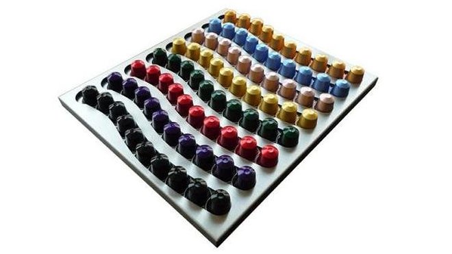 Permettant de ranger jusqu’à 80 capsules, ce distributeur de café du site Tooshopping se fixe sur un mur avec deux vis ou du scotch double face. Il permet de varier les plaisirs, en jouant sur les lignes graphiques tout en courbe.