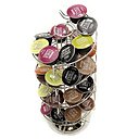 Dans un portant en inox, le distributeur de capsules de Bona Reva s’amuse à créer un tourbillon, qui donne un effet psychédélique lorsqu’il est rempli de capsule, pour un réveil au matin  haut en couleur.