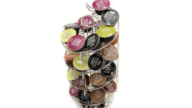 Dans un portant en inox, le distributeur de capsules de Bona Reva s’amuse à créer un tourbillon, qui donne un effet psychédélique lorsqu’il est rempli de capsule, pour un réveil au matin  haut en couleur.