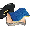 L’éponge « L’Hyper Sensible » ressemble à un accessoire de maquillage, dont la douceur se fait comme une caresse sur la peau. Dépourvue de charges abrasives, elle permet de nettoyer les surfaces délicates, sans rayer.