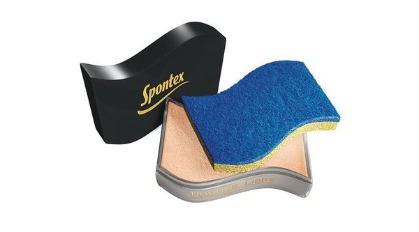 L’éponge « L’Hyper Sensible » ressemble à un accessoire de maquillage, dont la douceur se fait comme une caresse sur la peau. Dépourvue de charges abrasives, elle permet de nettoyer les surfaces délicates, sans rayer.