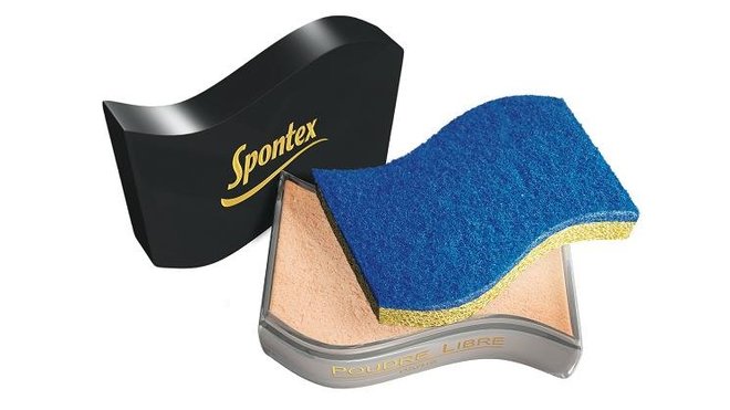 L’éponge « L’Hyper Sensible » ressemble à un accessoire de maquillage, dont la douceur se fait comme une caresse sur la peau. Dépourvue de charges abrasives, elle permet de nettoyer les surfaces délicates, sans rayer.