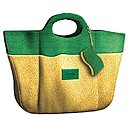 L’éponge « Prête à Tout » est la plus polyvalente, comme un « it bag » qui accessoirise n’importe quelle tenue à toutes les saisons. Sa charge moyenne abrasive lui permet d’être employée au quotidien, pour se frotter à tous les terrains.