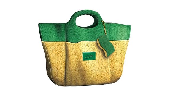 L’éponge « Prête à Tout » est la plus polyvalente, comme un « it bag » qui accessoirise n’importe quelle tenue à toutes les saisons. Sa charge moyenne abrasive lui permet d’être employée au quotidien, pour se frotter à tous les terrains.