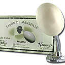 Boite contenant le support métallique, le savon et 4 chevilles pour le maintenir au mur.