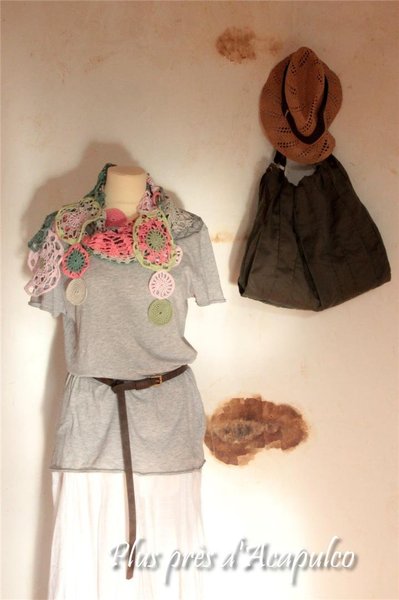 Belle ambiance estivale du châle aux couleurs tendres et fraîches.