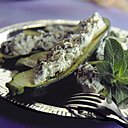 Réalisez une entrée original, en creusant la chair de la courgette pour en faire un délicieux contenant. Afin de jouer sur des notes fraîches, confectionnez une farce de chèvre Banon avec quelques feuilles de menthe. Idéal lorsque la température grimpe.