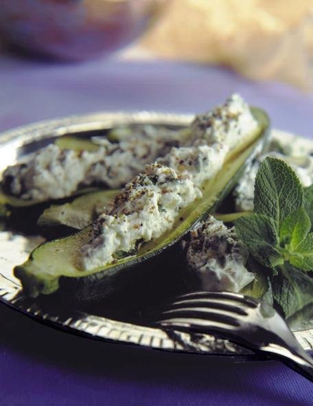 Réalisez une entrée original, en creusant la chair de la courgette pour en faire un délicieux contenant. Afin de jouer sur des notes fraîches, confectionnez une farce de chèvre Banon avec quelques feuilles de menthe. Idéal lorsque la température grimpe.