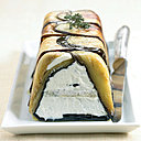 Afin de rafraîchir le palais dès l'entrée, la terrine d'aubergines est idéale dans un repas estival, grâce aux fines tranches du légume du soleil venant enrober le fromage de chèvre Saint-Maure de Touraine.