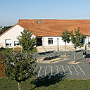 Ecole avec une toit en Losangée Rouge.