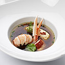 Sur un jeu de notes marines, ce consommé glacé demande des produits de qualité, entre la langoustine et le homard. Dans une touche de fraîcheur, les crustacés se dégustent avec délectation, grâce à leurs chairs généreuses.