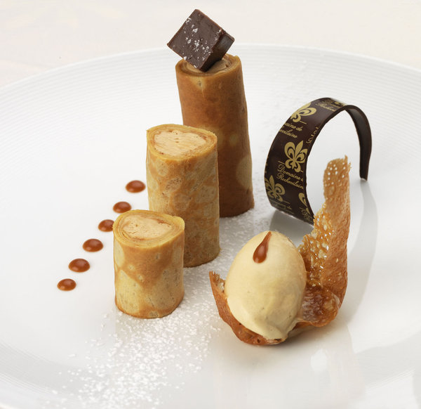 Malgré sa finesse, le crêpe forme une délicieuse enveloppe, protégeant amoureusement une crème au chocolat Jivara. Pour une note de fraîcheur, le dessert s’accompagne d’une glace au caramel salé, dans un joli contraste des saveurs.