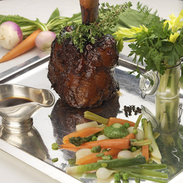 Déguster une jolie pièce de viande demande une préparation tout en simplicité, avec un accompagnement de petits légumes classiques. Le secret réside dans le temps de cuisson, pour que les sucs de la viande et des légumes puissent avoir le temps de s’exprimer.