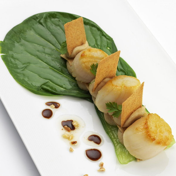 Osez les mariages aventureux, comme cette recette de noix de Saint-Jacques avec sa mousseline de navets au miel. Le légume du pauvre rencontre le coquillage grand luxe, pour une rencontre au sommet des saveurs.