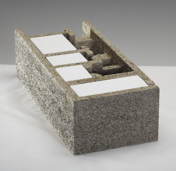 Le béton de bois permet de s’orienter vers une démarche écologique, en recyclant les rebuts de scieries qui, sont compactés avec du béton et séchés à l’air libre, accusant une utilisation minime des ressources d’énergie.