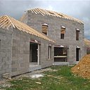 Réalisée en béton de bois, la structure de cette maison permet de créer une isolation par l’extérieur pour une enveloppe imperméable, évitant du même coup la présence trop importante de ponts thermiques. Réalisée en béton de bois, la structure de cette maison permet de créer une isolation par l’extérieur pour une enveloppe imperméable, évitant du même coup la présence trop importante de ponts thermiques.