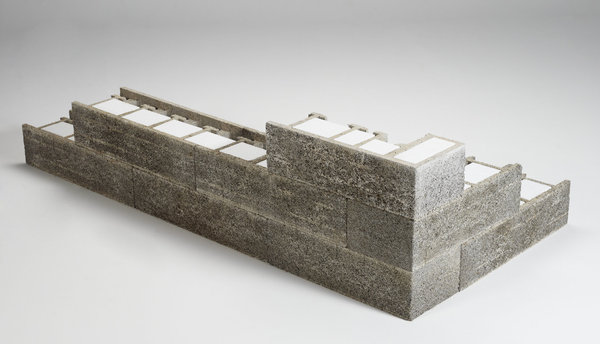 La présence de bois dans les blocs donne une légèreté au matériau, dont le poids de 20 kg facilite la manipulation. Sans colle ni liant, ils s’empilent les uns sur les autres, afin de former un coffrage solide, aux propriétés imputrescibles et ininflammables.