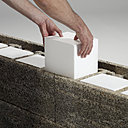 Constitué de 80 % de copeaux de bois et de 20 % de ciment, le béton de bois de Thermibloc présente une surface alvéolée, prête à recevoir un élément isolant, de type laine de roche, liège ou polystyrène. Constitué de 80 % de copeaux de bois et de 20 % de ciment, le béton de bois de Thermibloc présente une surface alvéolée, prête à recevoir un élément isolant, de type laine de roche, liège ou polystyrène.