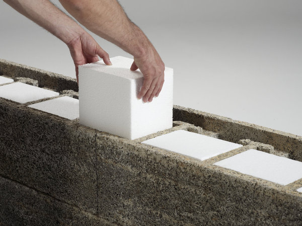 Constitué de 80 % de copeaux de bois et de 20 % de ciment, le béton de bois de Thermibloc présente une surface alvéolée, prête à recevoir un élément isolant, de type laine de roche, liège ou polystyrène.