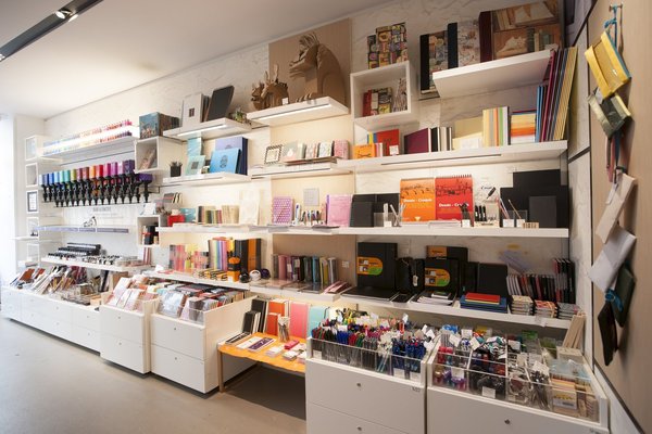La boutique, son bar à encre et ses articles de papeterie originaux.