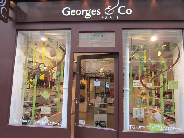 La vitrine de Georges & Co change de décoration à chaque occasion.