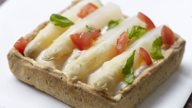 Jouant sur des notes provençales, cette tarte propose de marier l’asperge avec une mousse de tomate au basilic. Pour relever les saveurs, le fromage de chèvre apporte une touche de fraîcheur, qui ravira le palais durant les repas en plein air.