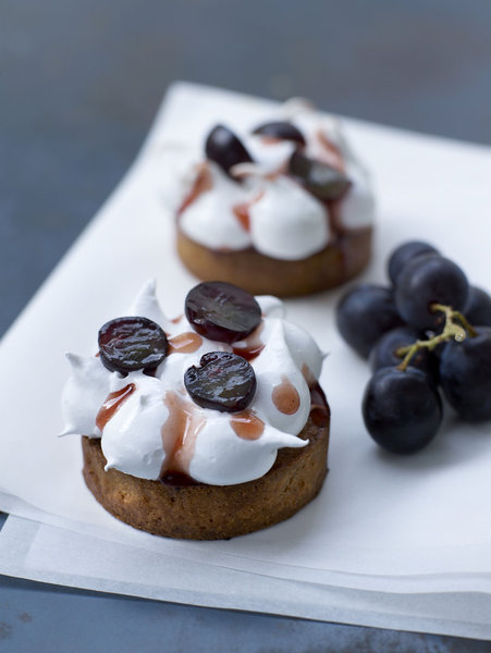 Tarte auIdéale en période estivale, la tarte aux raisins de Muscat du Ventoux apporte une touche de fraîcheur en fin de repas, aux vertus désaltérantes. Sa meringue italienne vous fera fondre de plaisir, avec la légèreté de sa texture.